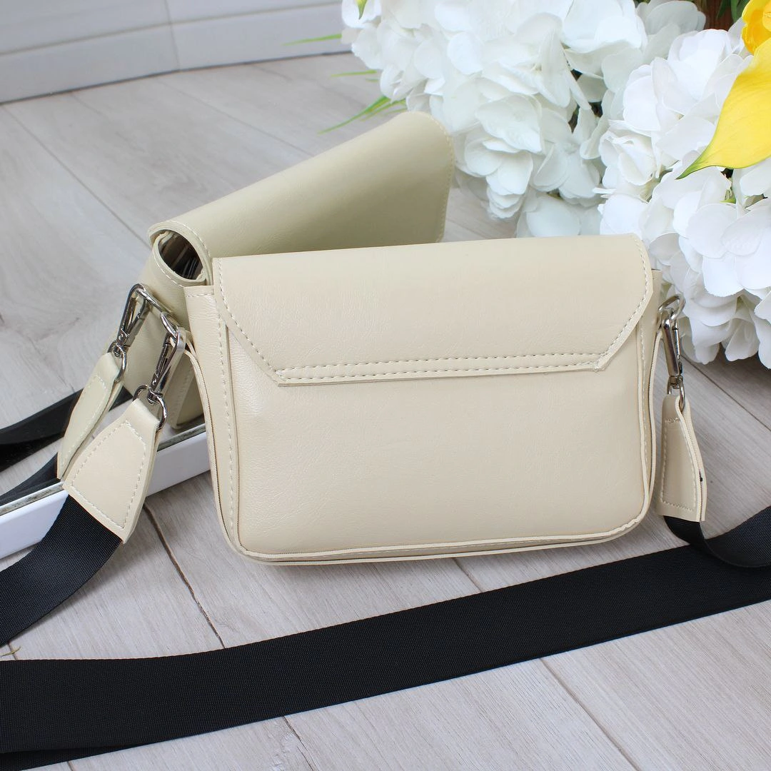 Жіноча сумка бежева легка крос-боді з екошкіри